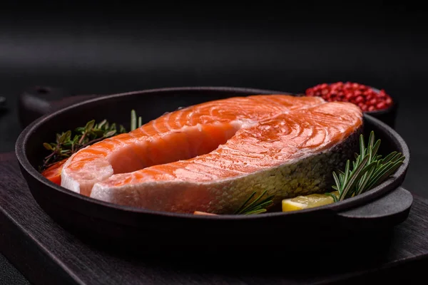 濃いコンクリートの背景にスパイスやハーブと新鮮な生の赤魚のステーキ — ストック写真