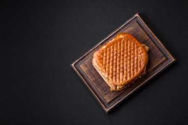 Tavuk göğsü, domates, ketçap ve baharatlı lezzetli çıtır sandviç.