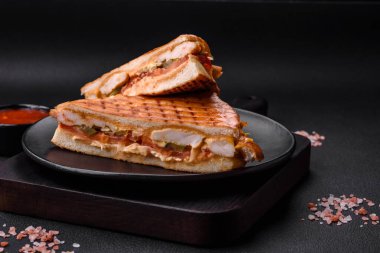 Tavuk göğsü, domates, ketçap ve baharatlı lezzetli çıtır sandviç.