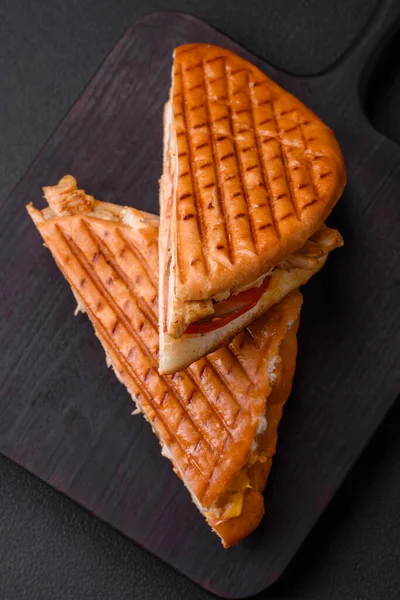 鶏の胸肉とおいしいシャキッとしたサンドイッチ トマト ダークコンクリートの背景にケチャップとスパイス — ストック写真