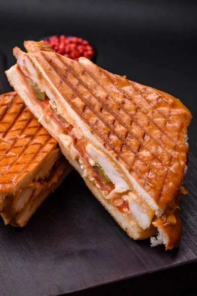 带有鸡胸肉 西红柿 番茄酱和香料的美味脆三明治 背景为深色混凝土 — 图库照片