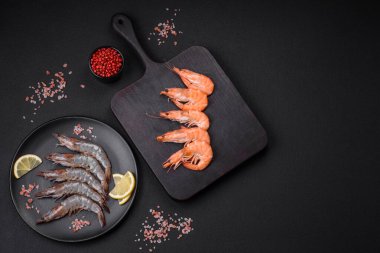 Kaplan karidesi ya da langoustine baharat ve tuzla kaynatılmış koyu beton arka planda