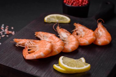 Kaplan karidesi ya da langoustine baharat ve tuzla kaynatılmış koyu beton arka planda