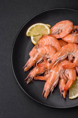 Kaplan karidesi ya da langoustine baharat ve tuzla kaynatılmış koyu beton arka planda