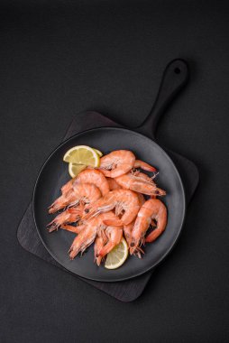 Kaplan karidesi ya da langoustine baharat ve tuzla kaynatılmış koyu beton arka planda