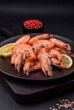 Kaplan karidesi ya da langoustine baharat ve tuzla kaynatılmış koyu beton arka planda