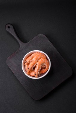 Kaplan karidesi ya da langoustine baharat ve tuzla kaynatılmış koyu beton arka planda