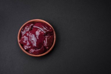 Taze çiğ tavuk, hindi ya da ördek ciğeri, tuz, baharat ve çimento kaplı otlar.