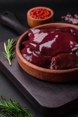 Taze çiğ tavuk, hindi ya da ördek ciğeri, tuz, baharat ve çimento kaplı otlar.