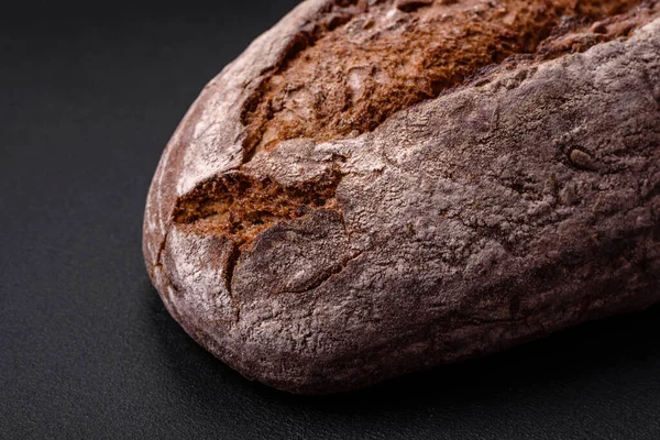 Koyu Beton Arka Planda Tahıllı Lezzetli Kahverengi Ekşi Ekmek — Stok fotoğraf