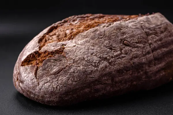 Вкусный Свежий Коричневый Хлеб Теста Зерном Темном Бетонном Фоне — стоковое фото