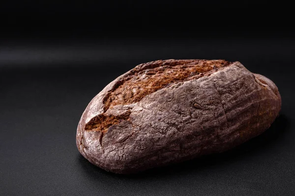 Läckra Färska Brun Surdeg Bröd Med Korn Mörk Betong Bakgrund — Stockfoto
