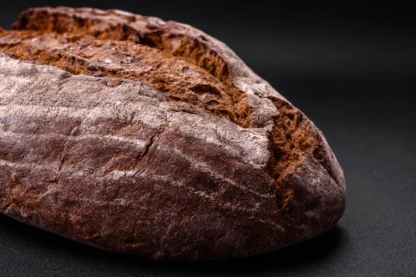 Смачний Свіжий Коричневий Хліб Зернами Темному Бетонному Фоні — стокове фото