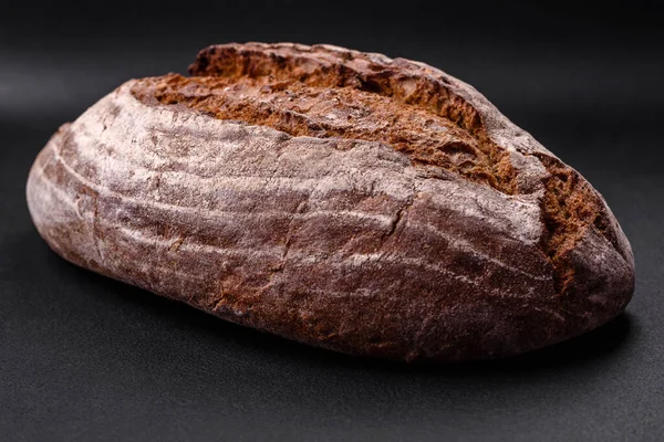 Koyu Beton Arka Planda Tahıllı Lezzetli Kahverengi Ekşi Ekmek — Stok fotoğraf
