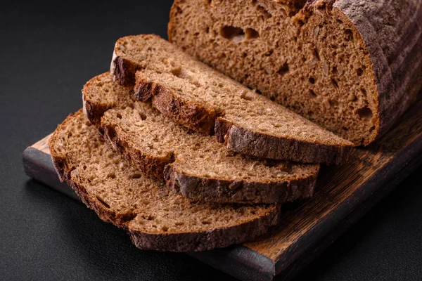 Pyszny Świeży Brązowy Chleb Zakwaszony Ziarnami Ciemnym Betonowym Tle — Zdjęcie stockowe