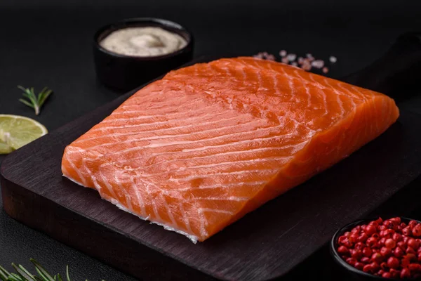 Färsk Välsmakande Röd Fisk Filé Med Kryddor Och Örter Mörk — Stockfoto