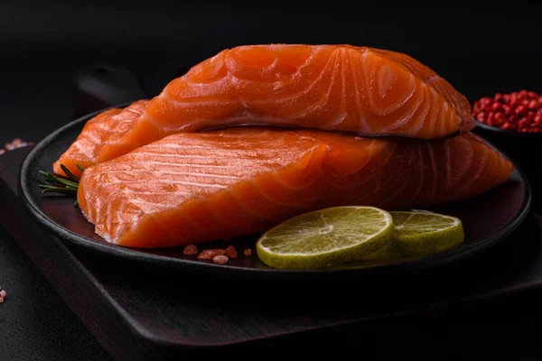 Färsk Välsmakande Röd Fisk Filé Med Kryddor Och Örter Mörk — Stockfoto