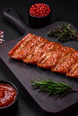 Lezzetli taze ızgara ya da füme pirzola. Tuz, baharat ve çimento kaplı otlar.