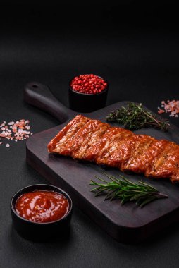 Lezzetli taze ızgara ya da füme pirzola. Tuz, baharat ve çimento kaplı otlar.