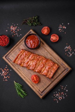 Lezzetli taze ızgara ya da füme pirzola. Tuz, baharat ve çimento kaplı otlar.