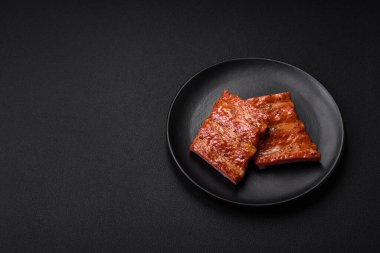 Lezzetli taze ızgara ya da füme pirzola. Tuz, baharat ve çimento kaplı otlar.