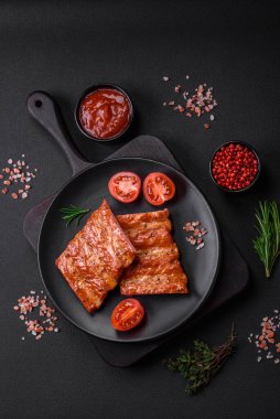 Lezzetli taze ızgara ya da füme pirzola. Tuz, baharat ve çimento kaplı otlar.