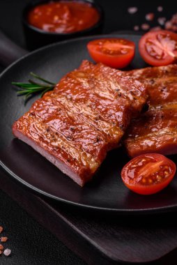 Lezzetli taze ızgara ya da füme pirzola. Tuz, baharat ve çimento kaplı otlar.