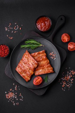 Lezzetli taze ızgara ya da füme pirzola. Tuz, baharat ve çimento kaplı otlar.