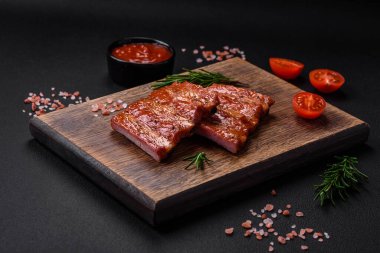 Lezzetli taze ızgara ya da füme pirzola. Tuz, baharat ve çimento kaplı otlar.