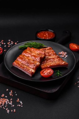 Lezzetli taze ızgara ya da füme pirzola. Tuz, baharat ve çimento kaplı otlar.