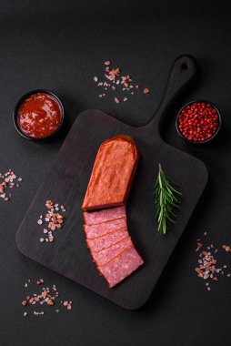 Tuzlu, domatesli ve baharatlı lezzetli taze sosisli salam.