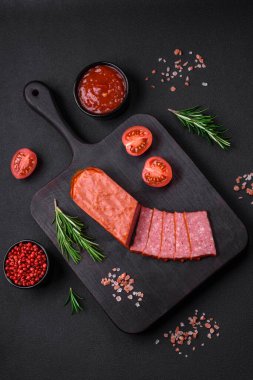 Tuzlu, domatesli ve baharatlı lezzetli taze sosisli salam.