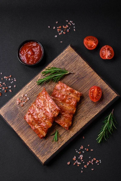 Lezzetli taze ızgara ya da füme pirzola. Tuz, baharat ve çimento kaplı otlar.