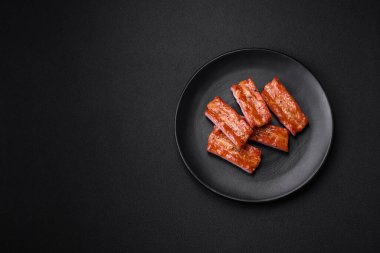 Koyu beton arka planda tuzlu, baharatlı ve otlu ızgara taze pirzola.