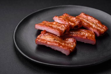 Koyu beton arka planda tuzlu, baharatlı ve otlu ızgara taze pirzola.