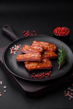 Koyu beton arka planda tuzlu, baharatlı ve otlu ızgara taze pirzola.