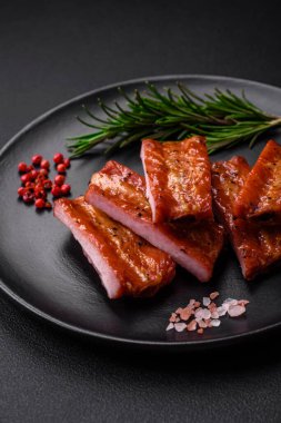 Koyu beton arka planda tuzlu, baharatlı ve otlu ızgara taze pirzola.