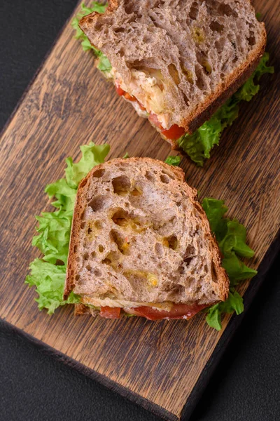 Heerlijke Sandwich Met Knapperige Toast Kip Tomaten Sla Een Donkere — Stockfoto