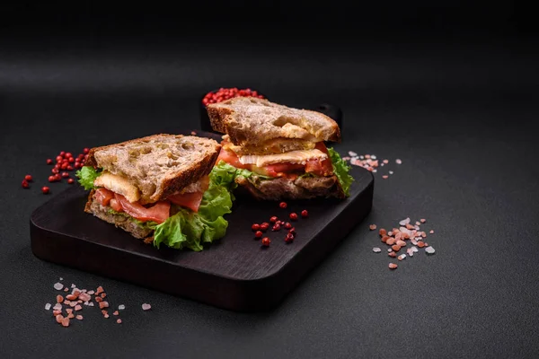 Delicioso Sándwich Con Tostadas Crujientes Pollo Tomates Lechuga Sobre Fondo — Foto de Stock