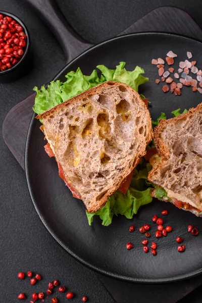 Délicieux Sandwich Avec Pain Grillé Croustillant Poulet Tomates Laitue Sur — Photo