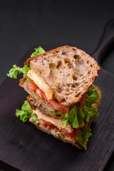 Délicieux Sandwich Avec Pain Grillé Croustillant Poulet Tomates Laitue Sur — Photo