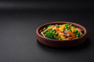 Lezzetli buharda pişirilmiş sebzeler brokoli, mantar, bezelye, havuç ve soğan.