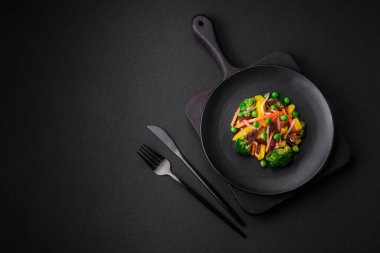 Lezzetli buharda pişirilmiş sebzeler brokoli, mantar, bezelye, havuç ve soğan.