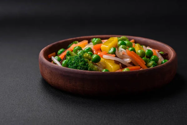 Köstliches Gedünstetes Gemüse Brokkoli Champignons Erbsen Möhren Und Zwiebeln Auf — Stockfoto