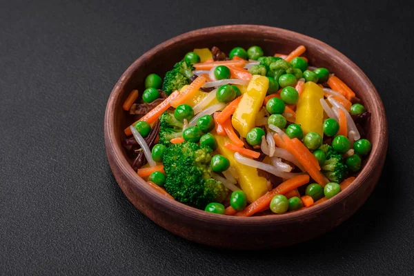 深色混凝土背景下美味的蒸蔬菜 西兰花 胡萝卜和洋葱 — 图库照片