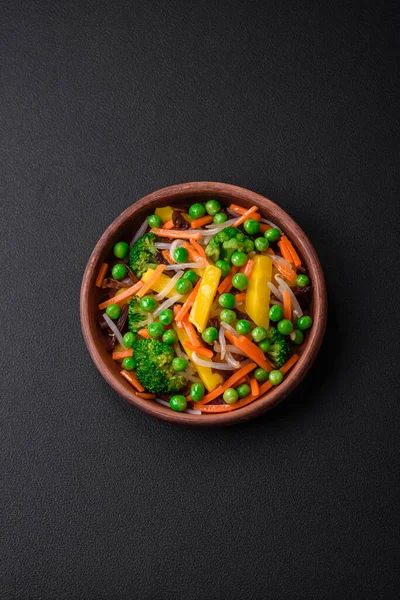 深色混凝土背景下美味的蒸蔬菜 西兰花 胡萝卜和洋葱 — 图库照片