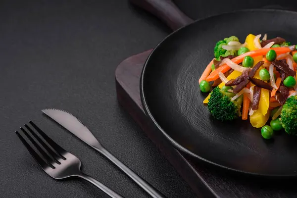 Köstliches Gedünstetes Gemüse Brokkoli Champignons Erbsen Möhren Und Zwiebeln Auf — Stockfoto