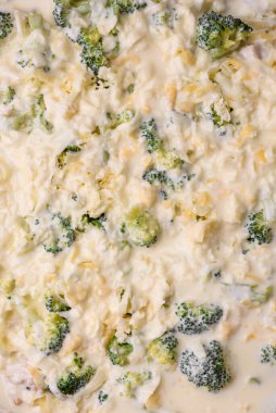 Brokolili, peynirli, tavuklu, baharatlı ve otlu nefis kiş.