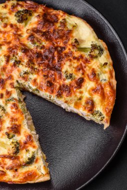 Brokolili, peynirli, tavuklu, baharatlı ve otlu nefis kiş.