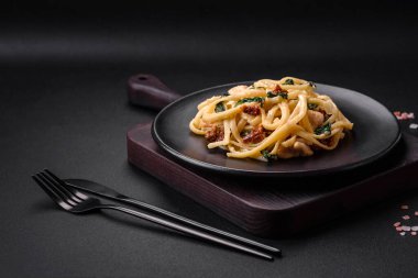 Ispanaklı, güneşte kurutulmuş domatesli, peynirli, soğanlı, baharatlı ve çimento kaplı lezzetli bir makarna.